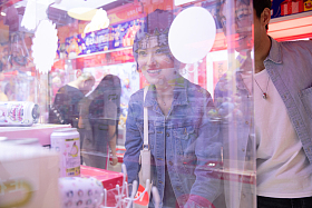 快乐情侣玩抓娃娃游戏图片