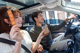 坐在汽车里的青年情侣吃东西图片