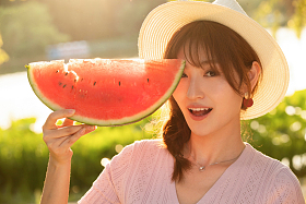 拿着西瓜的快乐青年女人照片
