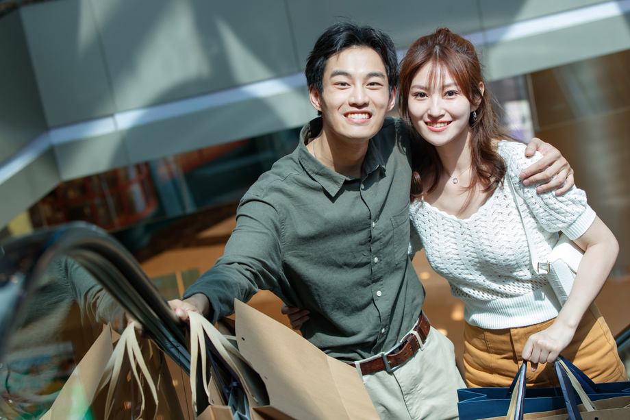 在商场里乘电梯的幸福情侣 在商场里乘电梯的幸福情侣