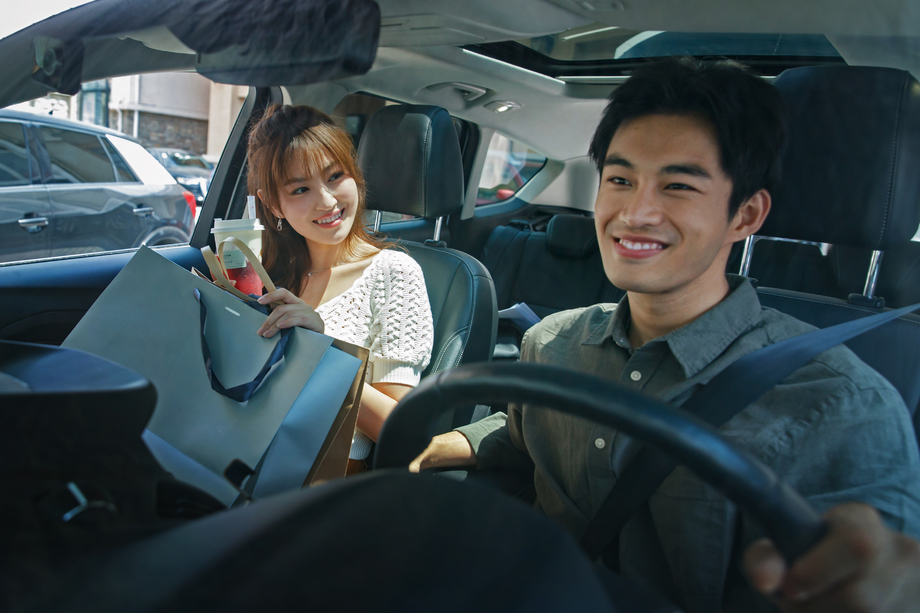 坐在汽车里的青年伴侣图片 坐在汽车里的青年伴侣图片