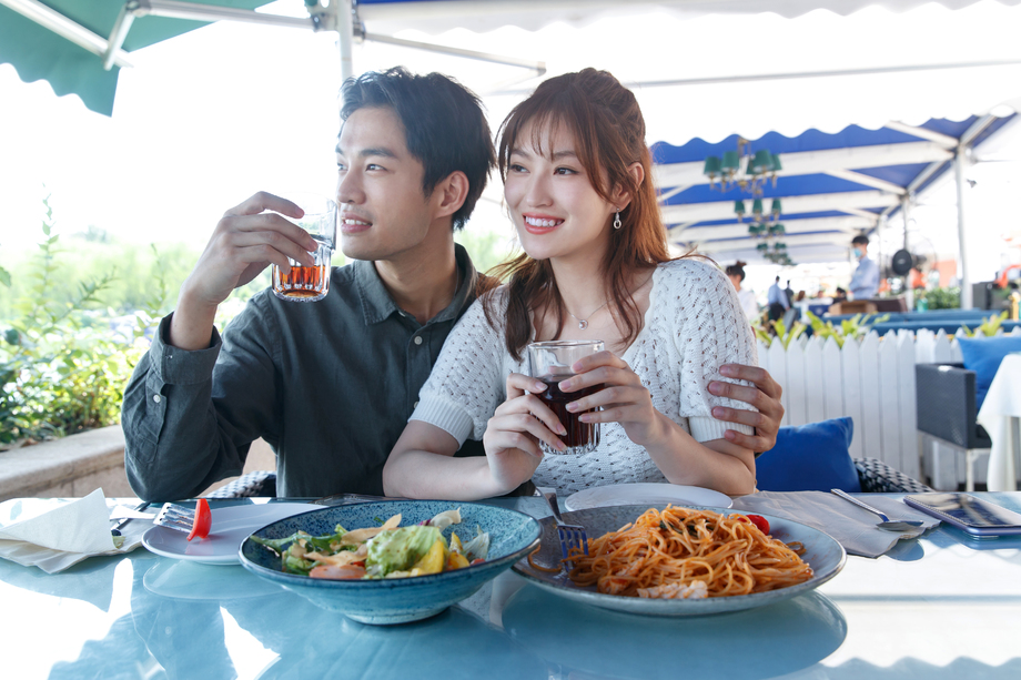 快乐情侣在餐厅里用餐 快乐情侣在餐厅里用餐