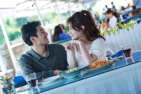 快乐情侣在餐厅里用餐图片