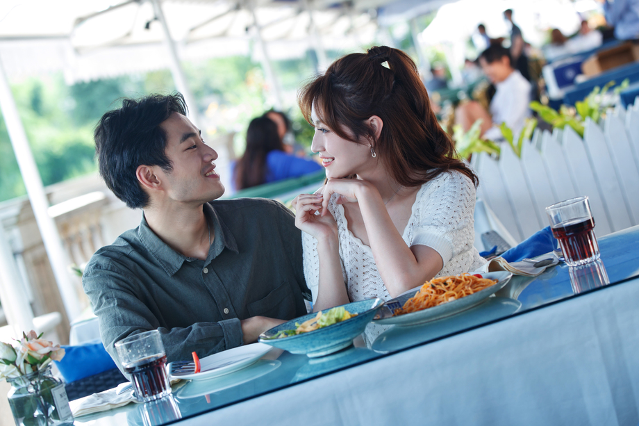 快乐情侣在餐厅里用餐图片 快乐情侣在餐厅里用餐图片