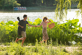 手牵手郊游的幸福情侣图片