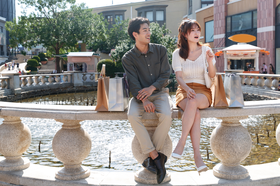 坐在喷泉边的幸福情侣 坐在喷泉边的幸福情侣