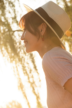 头戴遮阳帽的快乐青年女人