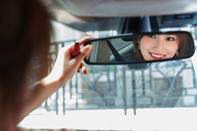 坐在汽车里青年女人
