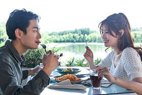 快乐情侣在餐厅里用餐图片