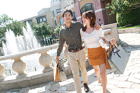 幸福情侣逛街购物图片