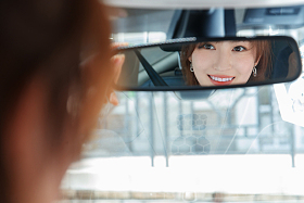 坐在汽车里青年女人图片