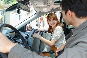 坐在汽车里的快乐情侣图片