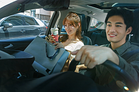 快乐情侣坐在汽车