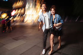 夜晚逛街的快乐情侣图片