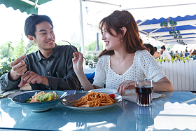 快乐情侣在餐厅里用餐图片