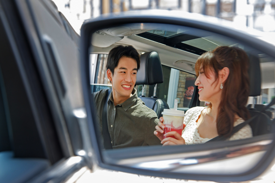 坐在汽车里的幸福情侣 坐在汽车里的幸福情侣