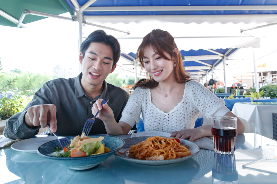 快乐情侣在餐厅里用餐 快乐情侣在餐厅里用餐