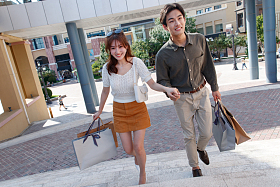 幸福情侣逛街购物图片