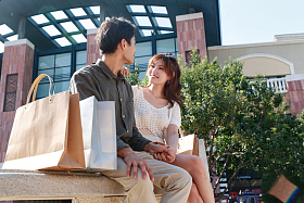 坐在户外的幸福情侣照片