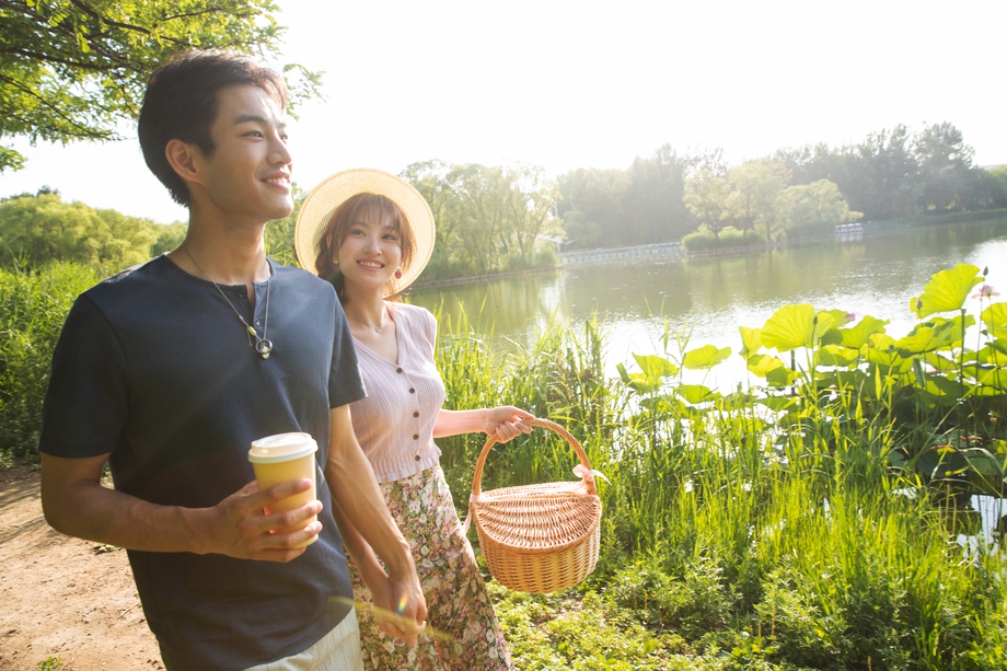 在公园里郊游的幸福情侣 在公园里郊游的幸福情侣