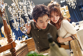 幸福情侣在商场里购物图片