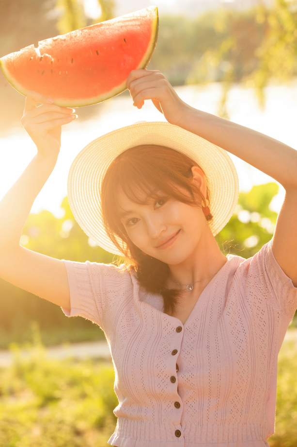 拿着西瓜的快乐青年女人照片