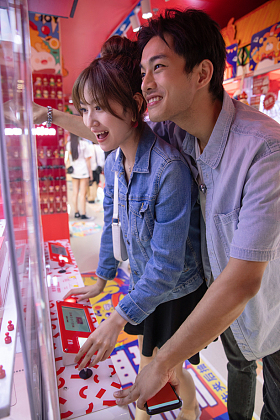 快乐情侣玩抓娃娃游戏图片