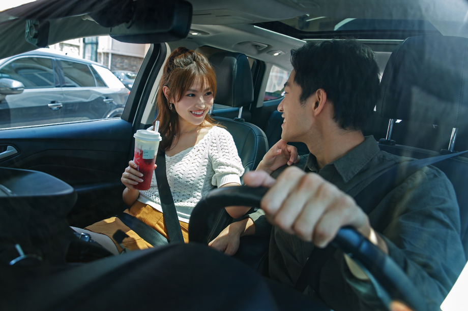 坐在汽车里的青年伴侣图片 坐在汽车里的青年伴侣图片