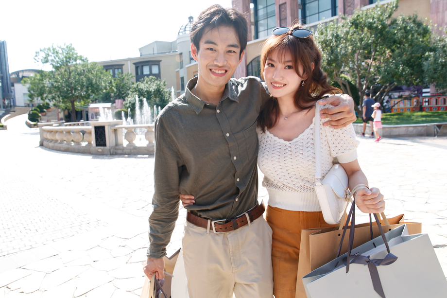 幸福情侣开心逛街 幸福情侣开心逛街