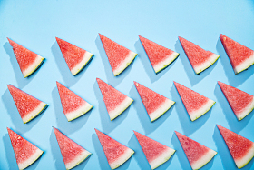 成排的西瓜切块图片