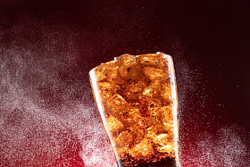 装满冰块的杯装可乐图片