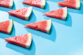 成排的西瓜切块