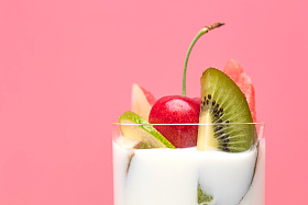 水果酸奶杯局部特写图片