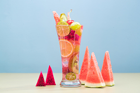 桌面上的水果茶和水果图片