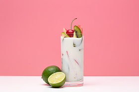 水果酸奶杯和酸橙