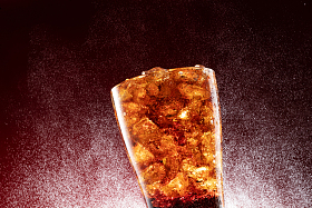 装满冰块的杯装可乐图片