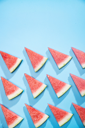 成排的西瓜切块