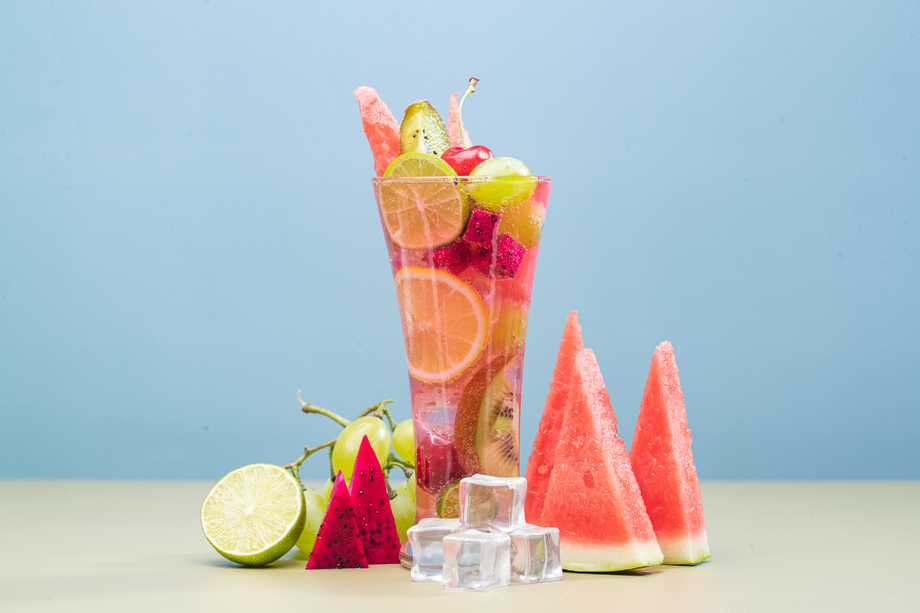 桌面上的水果茶和水果 桌面上的水果茶和水果