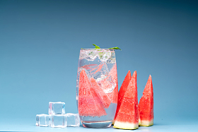 西瓜气泡饮和西瓜切块图片