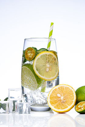 柠檬气泡水和柠檬照片