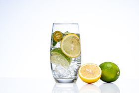 柠檬气泡水和柠檬图片