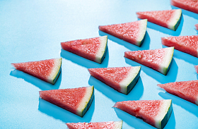 成排的西瓜切块图片