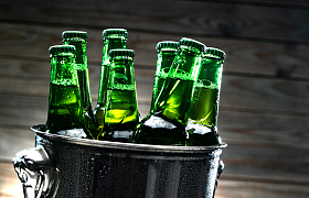 桶里的瓶装啤酒