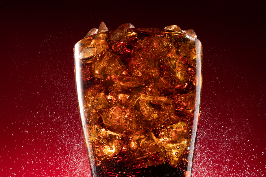 装满冰块的杯装可乐