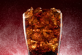 装满冰块的杯装可乐照片