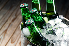 冰镇玻璃瓶啤酒图片