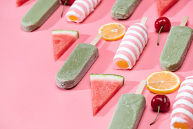 不同种类的水果和不同种类的冰棒