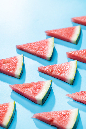 成排的西瓜切块图片