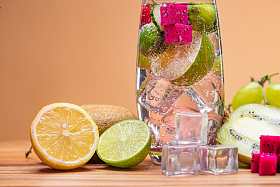 水果气泡饮和水果照片