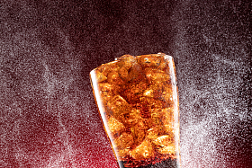 装满冰块的杯装可乐